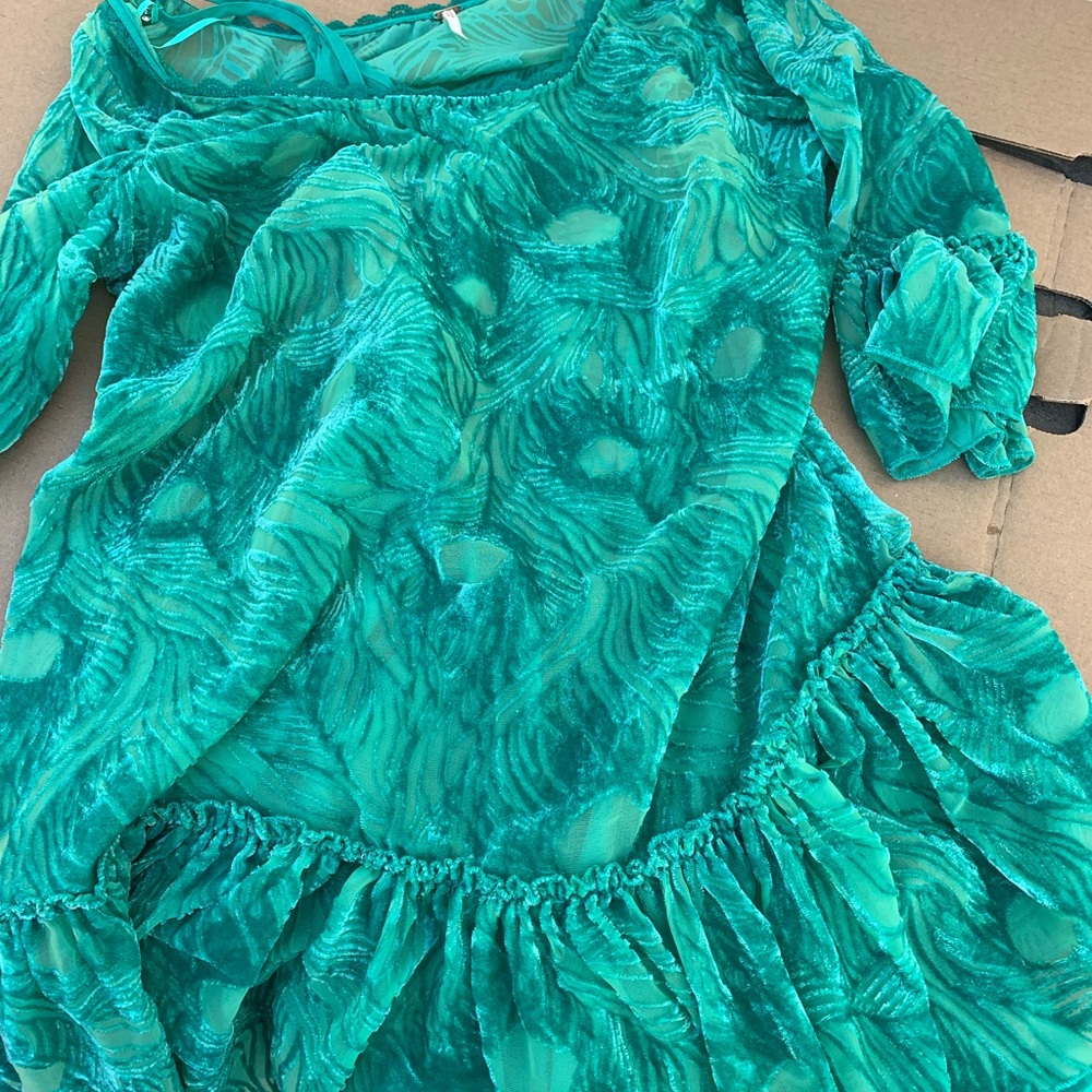 Beautiful green dress for spring and summer, is velver and short and loss style,